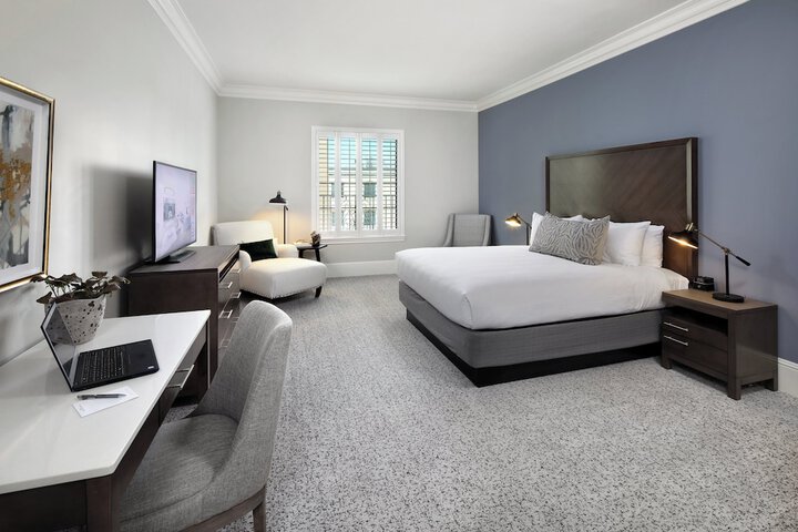 Classic King Bed (2 of 25)