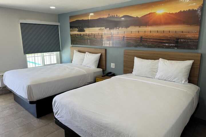 1 Queen Bed (12 of 18)