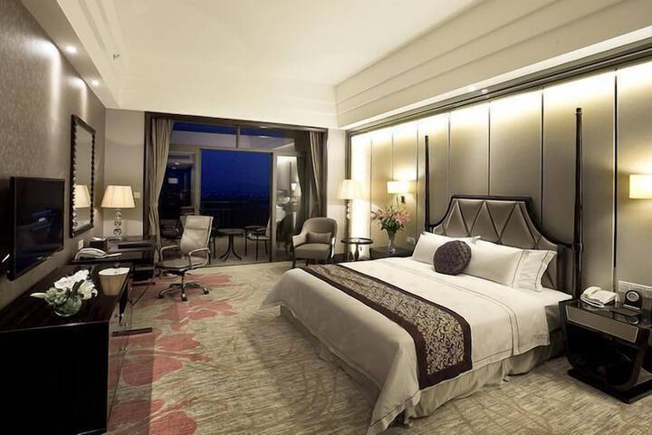 Room 9 of 20