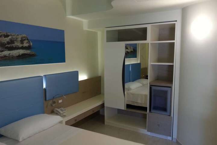 Room 9 of 90