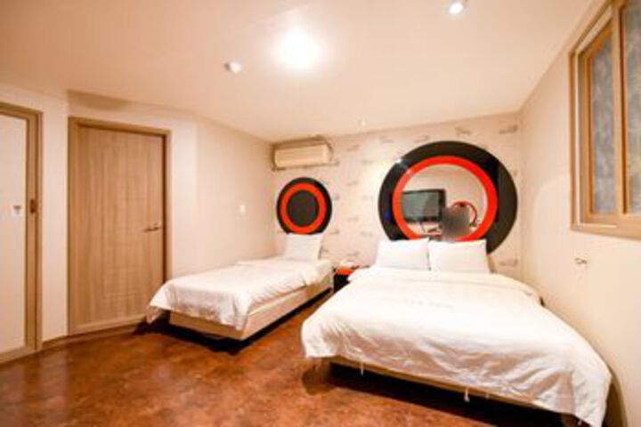Room 7 of 18