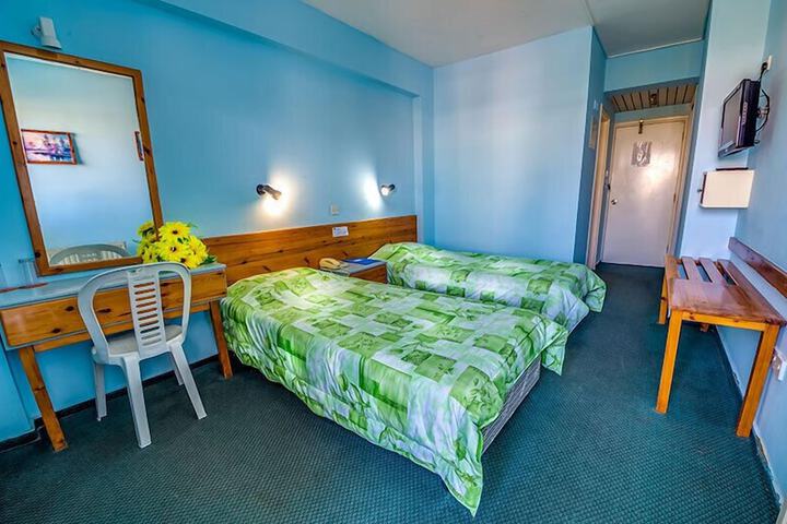 Room 10 of 25