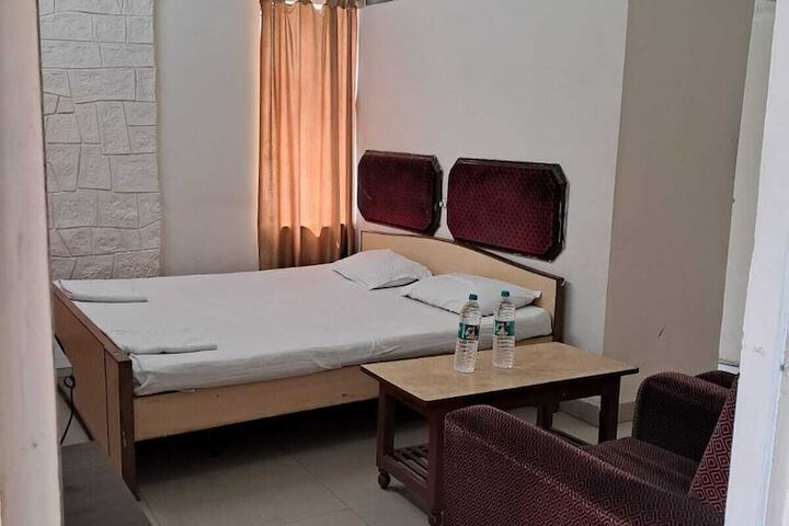 Room 9 of 12