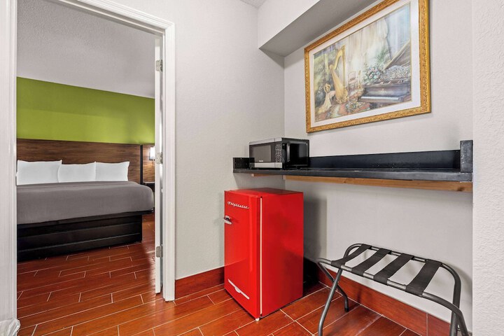 1 King Bed Suite (32 of 44)