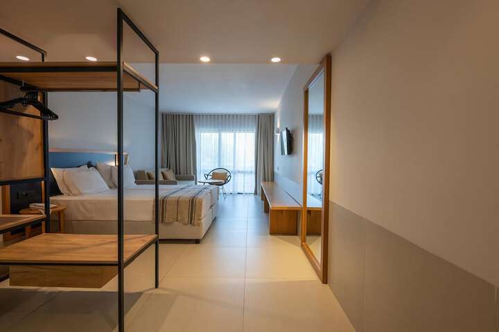 Room 4 of 126