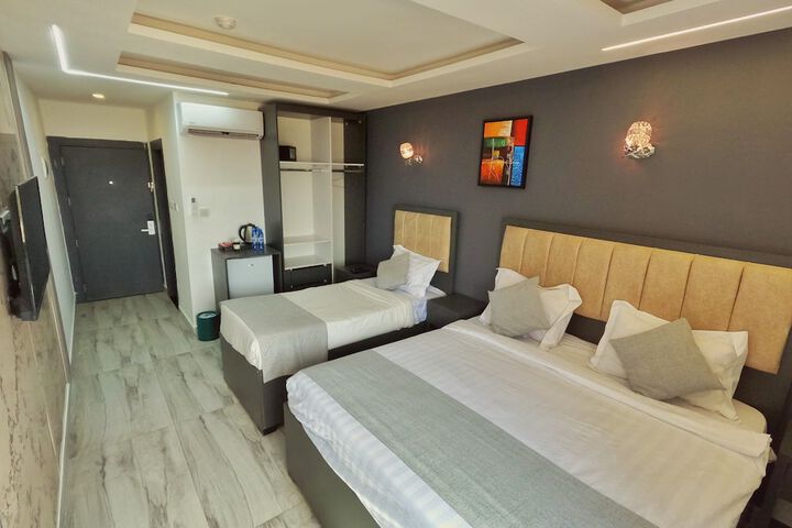 Room 33 of 62