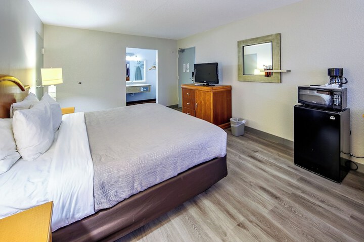 1 King Bed (2 of 11)