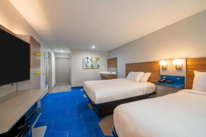 1 Queen Bed (6 of 14)
