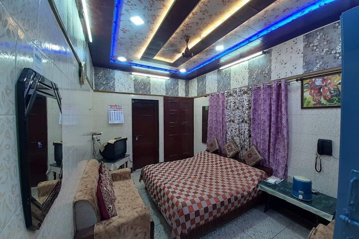 Room 6 of 12