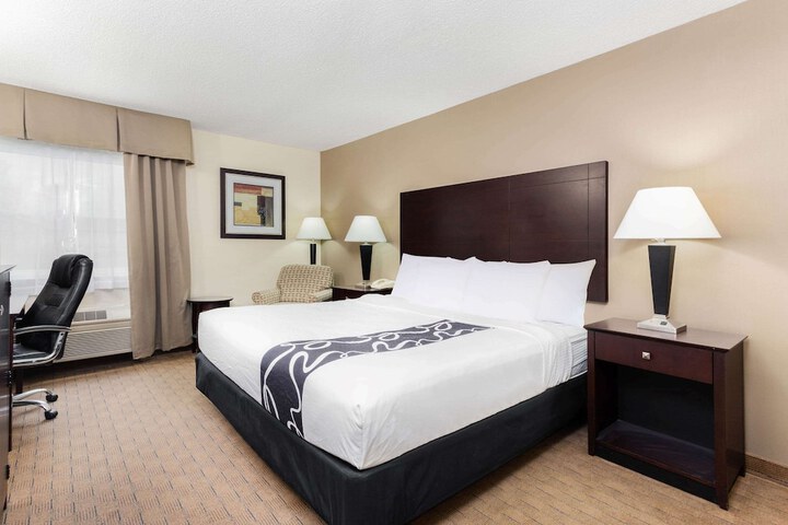2 Queen Beds (1 of 4)
