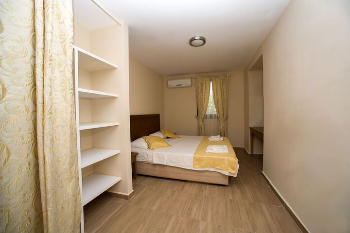Room 6 of 22
