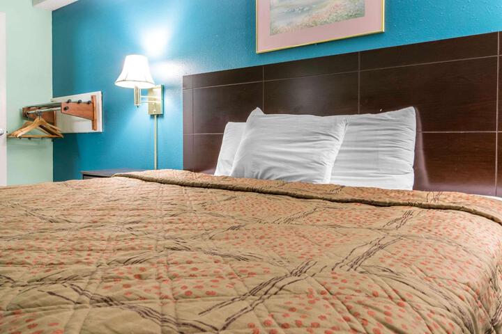 1 King Bed (2 of 13)