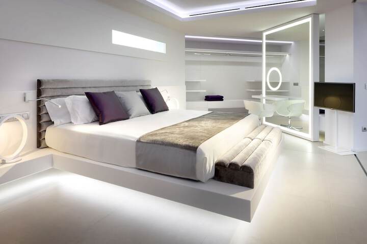 Room 12 of 167