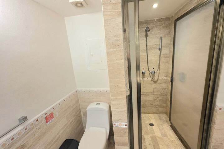 Room 16 of 28