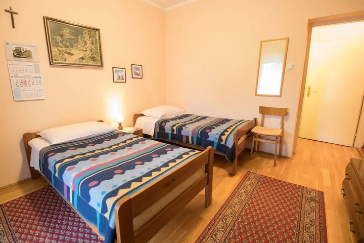 Room 5 of 13