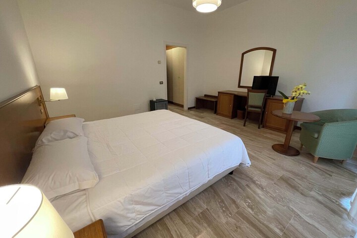 Room 8 of 18