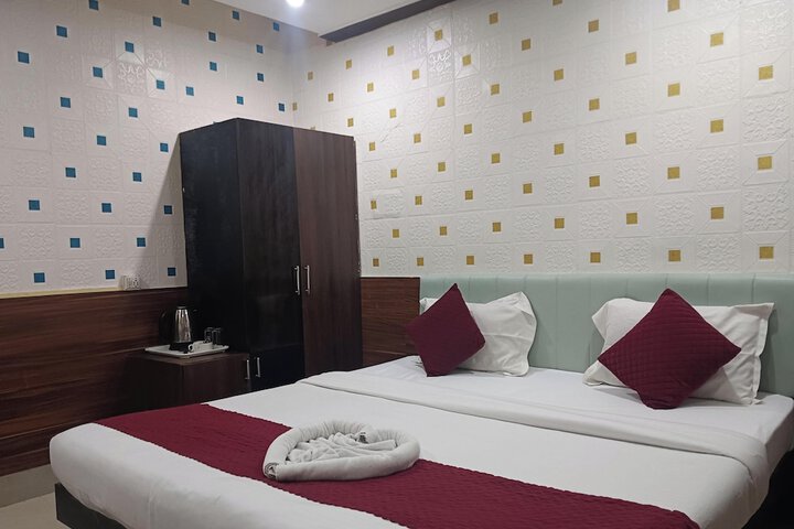 Room 7 of 16