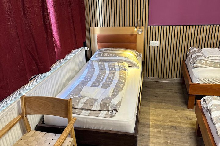 Room 8 of 25