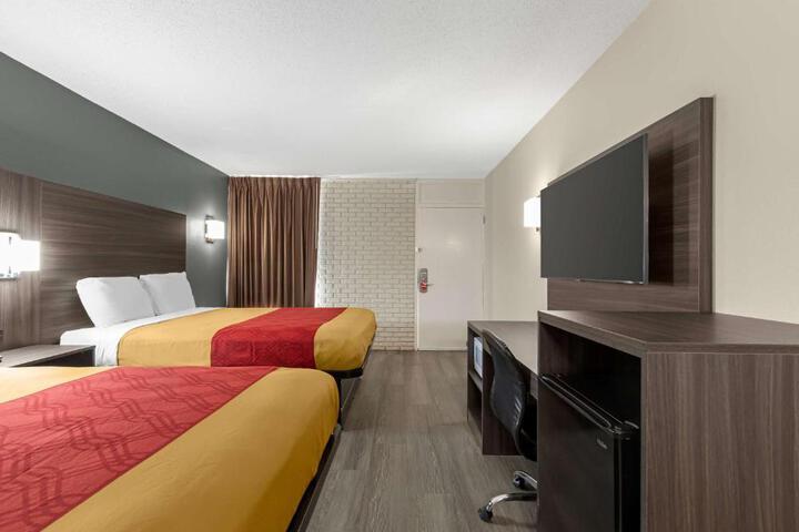 2 Double Beds (13 of 13)