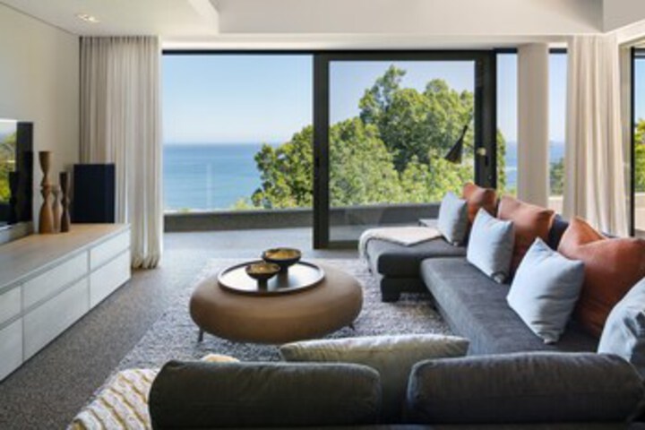 Lounge 10 of 14