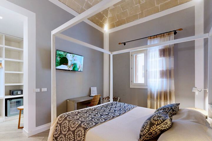 Room 104 of 210