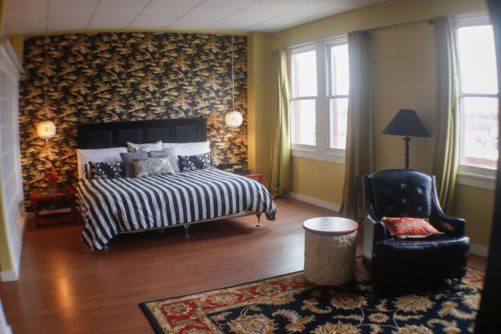 Room 33 of 107