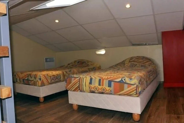 Room 6 of 18