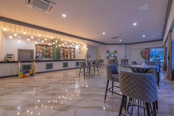 Lounge 94 of 121