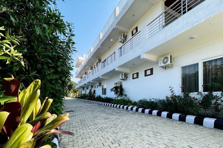 Hotel Exterior 37 of 42