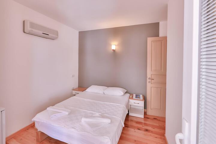 Room 8 of 87