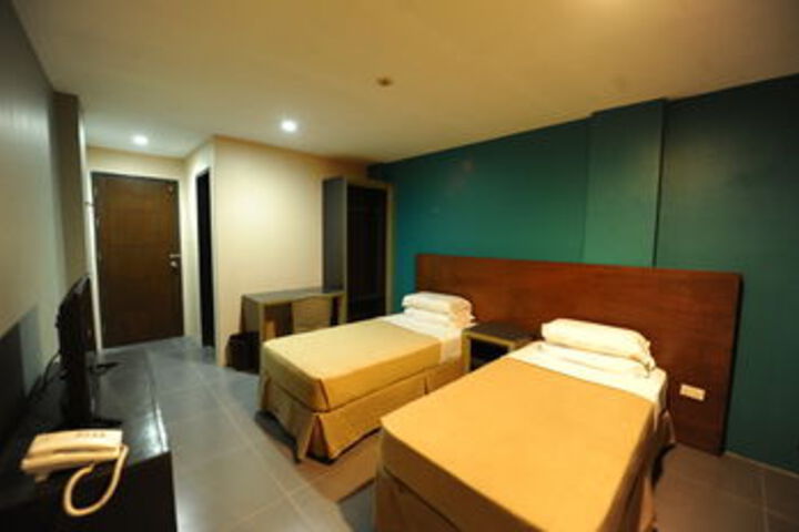 Room 9 of 28