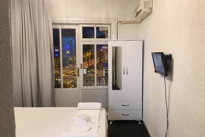 Room 4 of 16