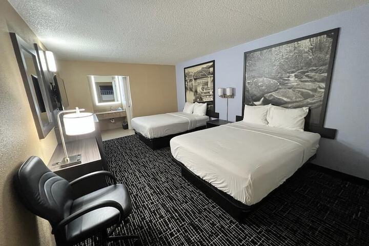 2 Queen Beds (2 of 15)
