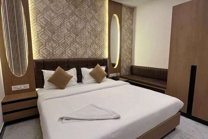 Room 6 of 15