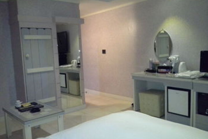 Room 27 of 68