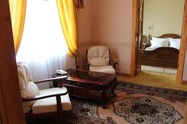 Room 2 of 73