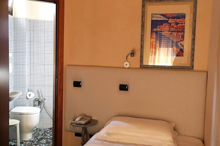 Room 5 of 60