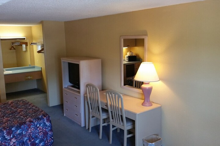 Room 27 of 46