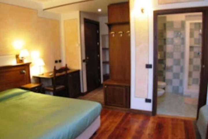Room 8 of 19