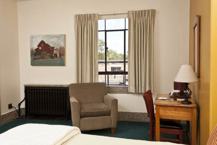 Interior Economy Queen Bed Pet Friendly (21 of 47)