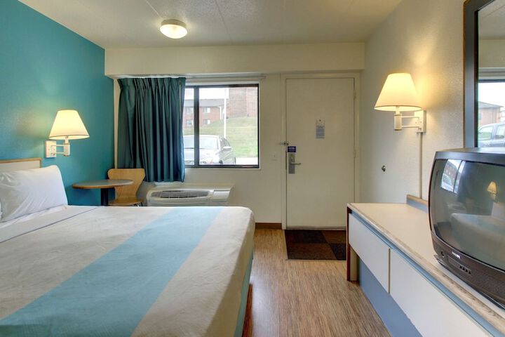 1 Queen Bed (3 of 3)