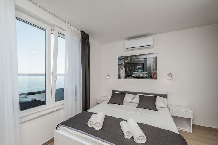 Room 2 of 31
