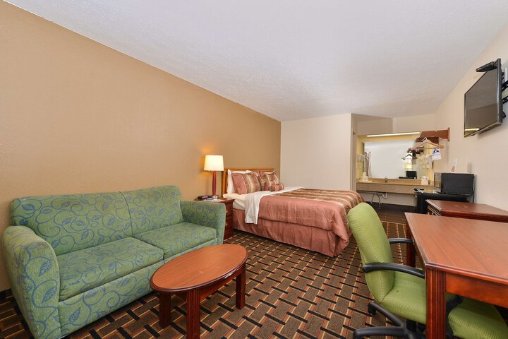 1 King Bed Suite (2 of 4)