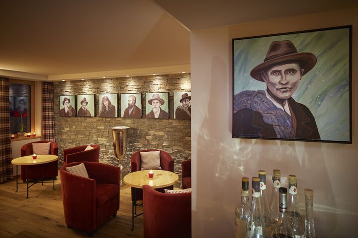 Lounge 33 of 48
