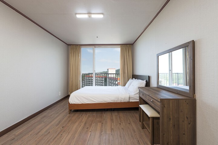 Room 7 of 32