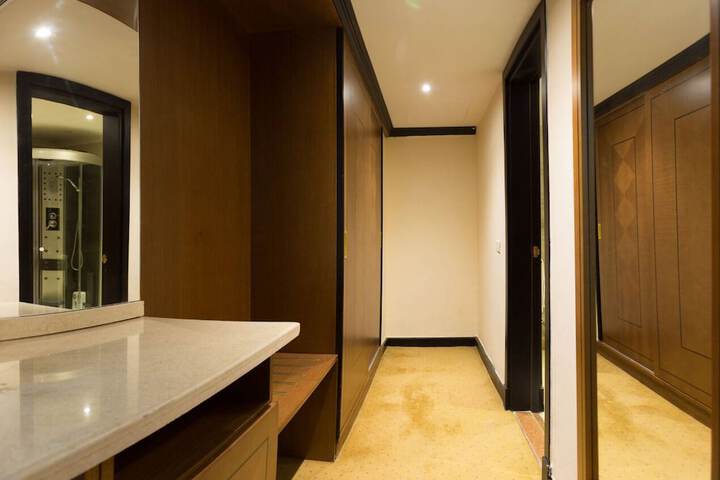 Room 5 of 16