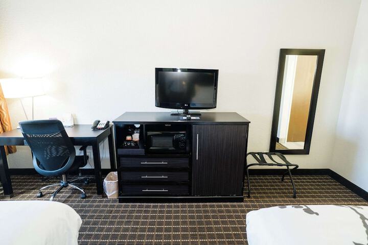 1 Queen Bed Accessible (31 of 31)