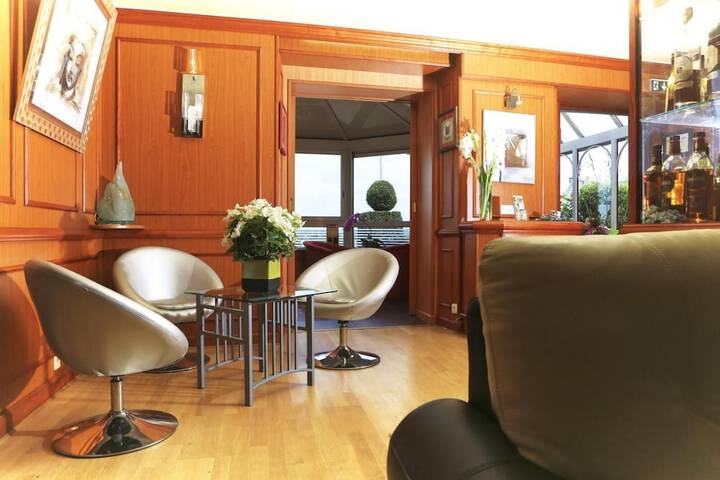 Lounge 62 of 73