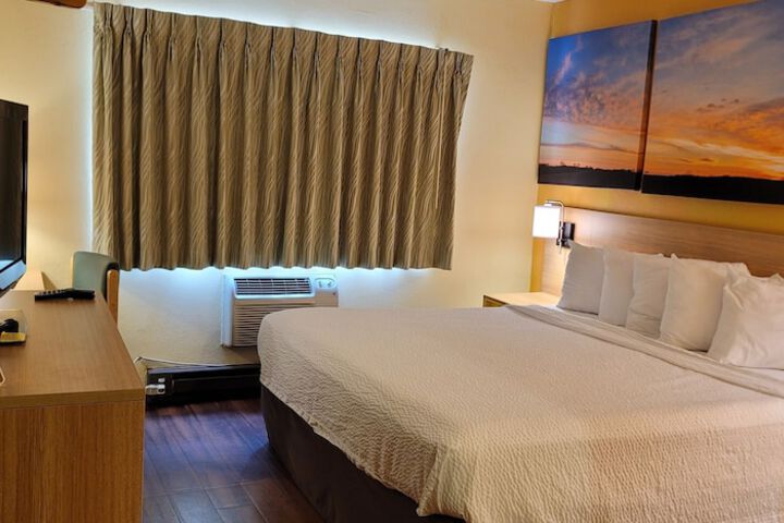 1 Queen Bed (11 of 15)