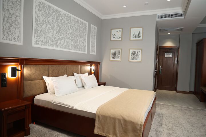 Room 6 of 28